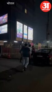 Bhopal News: बंसल वन के बाहर हंगामा, चार-पांच बदमाशों ने दो युवकों को कार से निकालकर पीटा, बचाती रहीं लड़कियां
