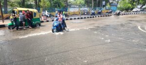 Bhopal News:भोपाल में राजभवन के सामने पाइपलाइन फटी, धंसी सड़क,पानी से लबालब हुआ रास्ता, बड़ा हादसा टला – Bhopal News: Pipeline Bursts In Front Of Raj Bhavan In Bhopal; Road Caves In, Thoroughfare Floods—major Disast