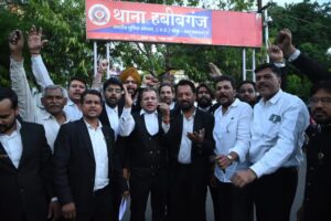 भोपाल में वकीलों ने घेरा थाना:होटल विवाद में एडवोकेट पर Fir से भड़का गुस्सा, पुलिस पर एकतरफा कार्रवाई के आरोप – Lawyers Surround Police Station In Bhopal: Outrage Erupts Over Fir Against Advocate In Hotel Dispute; Police A