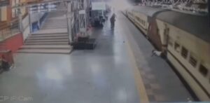 भोपाल में चलती ट्रेन पकड़ना पड़ा भारी:5 सेकंड में कई बार प्लेटफॉर्म के बीच घिसटा युवक, Cctv में कैद हुआ हादसा – Attempt To Board Moving Train In Bhopal Proves Costly: Youth Dragged Repeatedly Between Train And Platform In