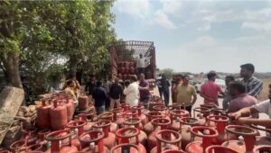 Lpg Crisis:भोपाल में गैस माफिया का नया खेल, सिलिंडरों से चोरी, कम गैस और ब्लैक मार्केटिंग से उपभोक्ता परेशान – Lpg Crisis: Gas Mafia’s New Racket In Bhopal—consumers Troubled By Theft From Cylinders, Underfilling, And Bla
