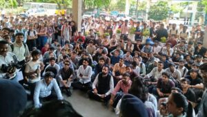 Indore News:कॉलेज से हटाए गए एग्जाम कंट्रोलर, डायरेक्टर केबिन के बाहर प्राण त्यागने की मांगी अनुमति – Indore News Sgsits Exam Controller Removed Over Misconduct And Internal Dispute