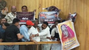 Indore News:नगर निगम में बजट सत्र के दौरान हंगामा, भागीरथपुरा के लोगों ने पोस्टर लहराकर की नारेबाजी – Indore News: Uproar During Municipal Budget Session, Bagirathpura Residents Wave Posters, Raise Slogans