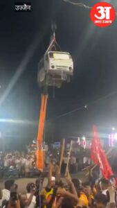 Ujjain: मोहर्रम जुलूस में 40 फीट ऊपर लटकाई वैन को धमाके से उड़ाया, वायरल वीडियो पर मचा बवाल; जांच शुरू