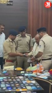 Bhind: ऑपरेशन विश्वास की बड़ी सफलता, भिंड पुलिस ने 325 गुम मोबाइल लौटाए; मालिकों के चेहरे पर लौटी मुस्कान
