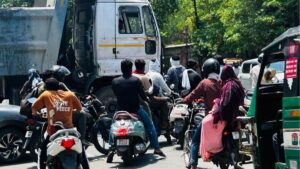 एलिवेटेड रोड निर्माण के कारण बदला रूट, पहले ही दिन लगा भीषण जाम; एडवाइजरी जारी कर गायब रही पुलिस