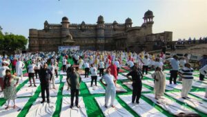 प्रभारी मंत्री और प्रशासनिक अफसरों ने किया योगाभ्यास, स्विमिंग पूल में भी हुआ अनोखा योग