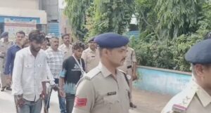 Katni News:पुलिसकर्मी पर चाकू से हमला करने वाले तीन आरोपी गिरफ्तार, सड़क पर जुलूस निकालकर मंगवाई माफी – Katni-news-police-constable-stabbed-three-accused-arrested-procession-taken-out
