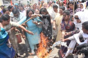 Bhopal:राज्यसभा विवाद पर महिला कांग्रेस का प्रदर्शन, अध्यक्ष बोलीं-महिला नेतृत्व से डर रही है Bjp,जलाया पुतला – Bhopal: Mahila Congress Protests Over The Rajya Sabha Row; President Says Bjp Fears Women’s Leadership; Effigy