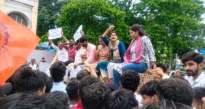 कॉलेज के बाहर शराब दुकान पर बवाल:छात्राओं की सुरक्षा को लेकर एबीवीपी का घेराव, सरकार के खिलाफ जमकर नारेबाजी – Uproar At Liquor Shop Outside College: Abvp Stages Protest Over Female Students’ Safety, Raises Slogans Agains
