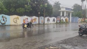 Indore News:अचानक बदला मौसम का मिजाज, तेज हवाओं के साथ शुरू हुई झमाझम बारिश – Indore News Rain Weather Updates Delayed Monsoon Progress Temperature Imd