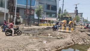 Indore News:छावनी की सड़क पर जान जोखिम में डाल रहे वाहन चालक, गड्ढों-सरियों में उलझकर गिर रहे – Indore News Chhawani Road Traffic Jam Congress Protests Against Demolition