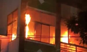 Indore News:इंदौर के फूटी कोठी में मकान में भीषण आग, चार लोगों को सुरक्षित निकाला – Indore News: Massive Fire Breaks Out In A House At Phuti Kothi, Indore; Four People Rescued Safely.