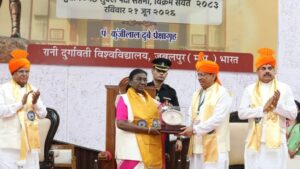 Mp:राष्ट्रपति मुर्मू बोली-संस्कृति,परंपरा और भाषाओं के प्रति सम्मान विकसित करना विश्वविद्यालयों की जिम्मेदारी – Mp: President Murmu Says Universities Have The Responsibility To Foster Respect For Culture, Traditions, And L