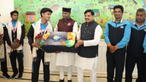 Mp:सीएम ने हॉकी खिलाड़ियों का किया सम्मान, स्वर्ण को 3-3 लाख और कांस्य पदक विजेताओं को 1-1 लाख देने की घोषणा – Mp: Cm Honors Hockey Players; Announces ₹3 Lakh Each For Gold Medalists And ₹1 Lakh Each For Bronze Medalists.