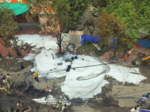Indore:वाटर रिचार्जिंग के लिए खोदे गड्ढे से फूटी पीएनजी लाइन, आग के गुबार से झुलसे युवक-युवती, दो वाहन भी जले – Indore: Png Line Burst From A Pit Dug For Water Recharging, Young Man And Woman Scorched By The Fire, Two Vehi